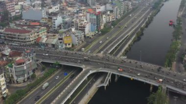 İHA görüntüsü Ho Chi Minh şehri ve sabah trafiğinin 4K görüntüsü 