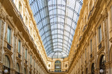 İtalya, Milan 'daki Vittorio Emanuele II Galerisi' nin iç mimarisi inanılmaz.
