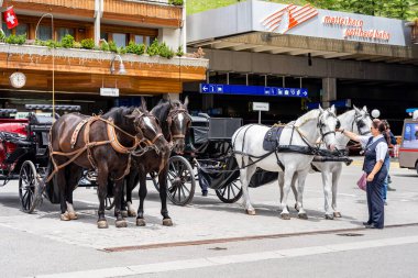 ZERMATT, SWitzERLAND - 22 Haziran 2019: Zermatt kasabasının merkezinde, Valais Canton, İsviçre