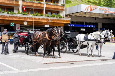ZERMATT, SWitzERLAND - 22 Haziran 2019: Zermatt kasabası, Valais kantonunda turistler için at arabası