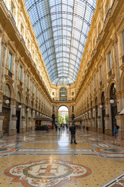 MILAN, ITALY - 23 Haziran 2019: Milano 'daki Galleria Vittorio Emanuele II AVM 