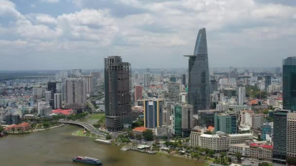 Ho Chi Minh město letecký výhled na město s vysokými budovami a nábřeží řeky — Stock video