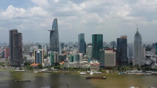 Dron pohled cityscape záběry Ho Chi Minh města, Vietnam v dopoledních hodinách — Stock video