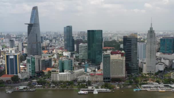 Letecký výhled na město Ho Či Minovo, Vietnam v zamračeném ránu — Stock video