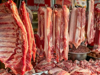 Kırmızı et pazarında pişmemiş domuz eti ve domuz pirzolası.