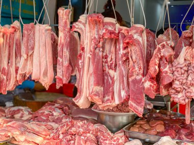 Yerel kasapta çiğ domuz eti satılıyor.