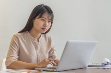 Genç Asyalı serbest çalışan salgında evden çalışıyor.