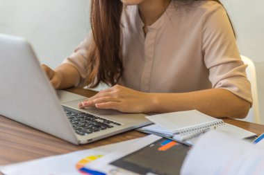 Evde dizüstü bilgisayarda çalışan genç bir serbest yazar.