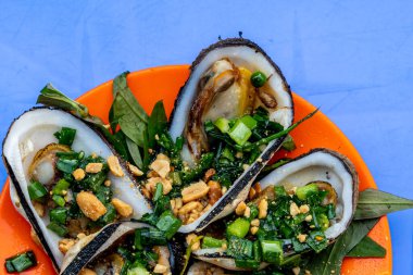 Fıstıklı ve yeşil soğanlı ızgara midye. Vietnam mutfağı.