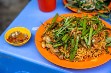 Vietnam 'ın lezzetli yerel mutfağı - karıştırılmış jilet ve erişte.