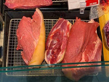 Kasapta çiğ ve taze et satılıyor.
