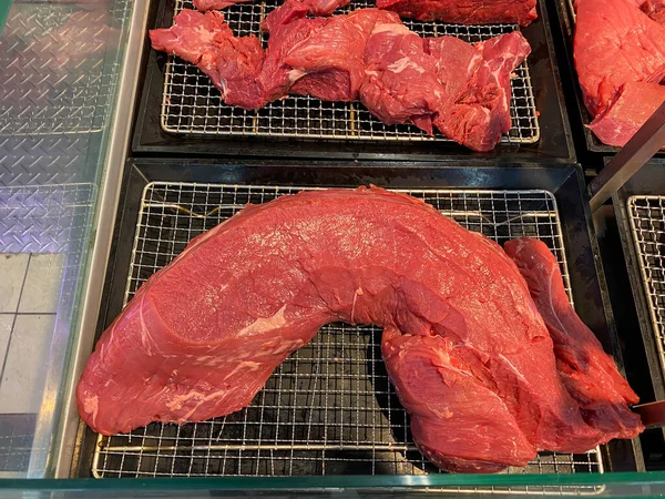 Carni bovine fresche e crude al supermercato — Foto Stock