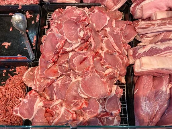 Un mucchio di carne di maiale cruda in vendita al negozio di macelleria — Foto Stock