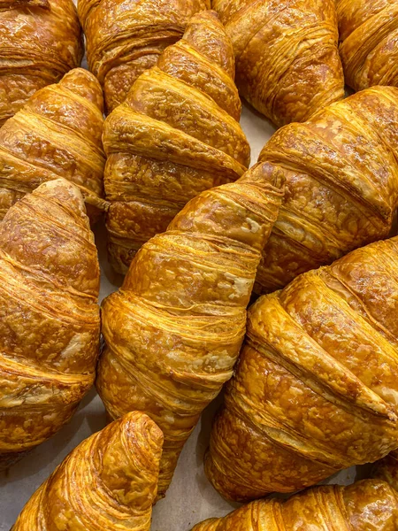 Fullständig ram foto av nybakade franska croissanter — Stockfoto