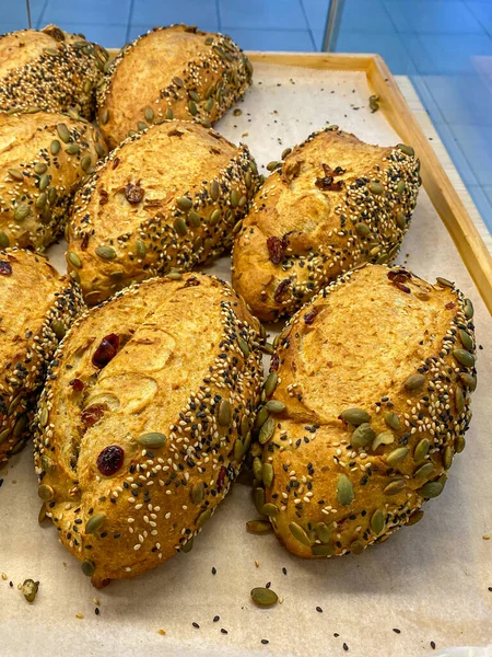 Photo rapprochée de pains multigrains à la pâtisserie — Photo