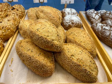 Pastanede satılık kepekli veya kepekli ekmek.