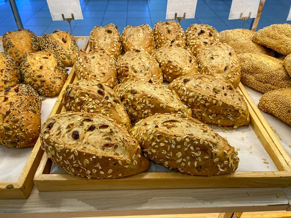 Assortiment de pains multigrains complets à vendre à la pâtisserie — Photo