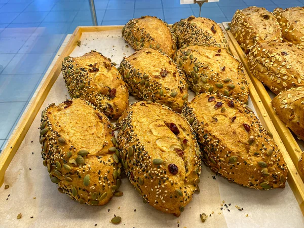 Aliments sains pains multigrains à vendre à la pâtisserie — Photo