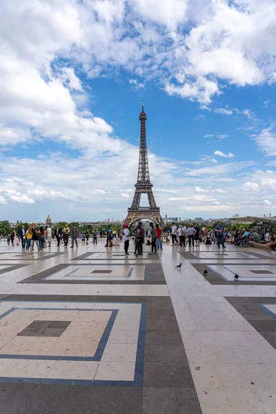 19 Ιουνίου 2019 - ΠΑΡΙΣΙ, ΓΑΛΛΙΑ: Οι τουρίστες επισκέπτονται τον Πύργο του Άιφελ και την πλατεία Τροκαντερό το καλοκαίρι — Φωτογραφία Αρχείου