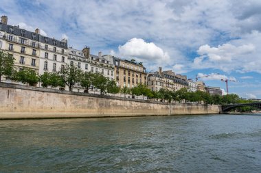 Paris 'teki Haussmann binalarıyla Seine nehrinin sakin manzarası.