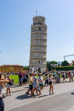 PISA, İtalya - 25 Haziran 2019: Birçok turist yaz aylarında Eğik Pisa Kulesi 'ni ziyaret eder