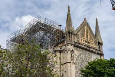 Yangından sonra Notre Dame de Paris Kilisesi 'nin yeniden inşası.
