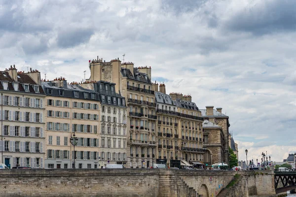 Edificios de apartamentos con arquitectura Haussmann a orillas del río Sena — Foto de Stock