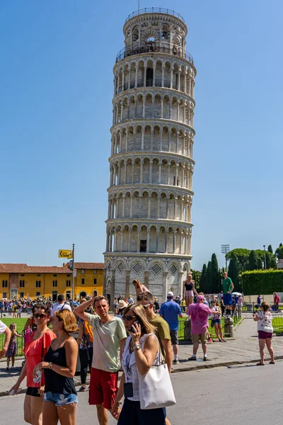 Photo verticale de touristes visitant la Tour penchée de Pise en été - PISA, ITALIE - 25 JUIN 2019 — Photo