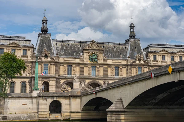 Edificios con hermosa arquitectura antigua a orillas del río Sena — Foto de Stock