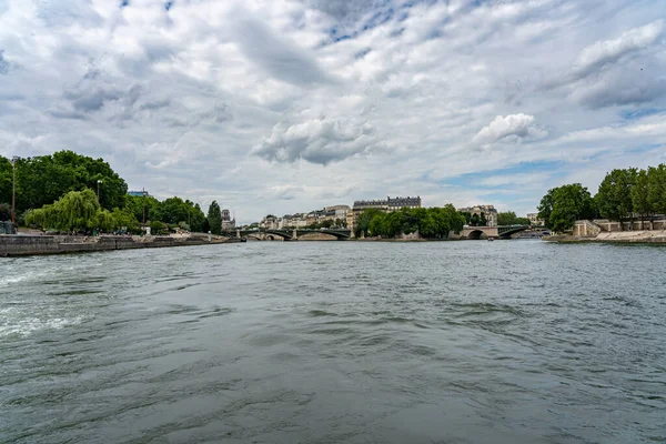 Вид с лодки вдоль реки Сены в Париже — стоковое фото
