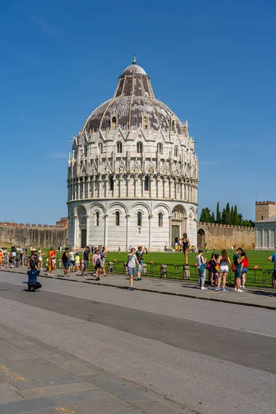 Туристы фотографируются с Пизой Баптистерий - PISA, Италия - 25 июня 2019 — стоковое фото