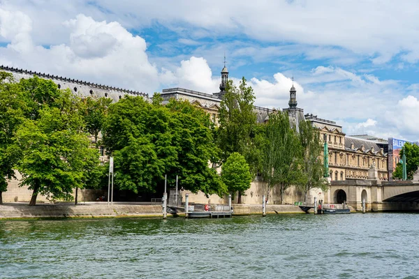 Splendido fiume Senna e antichi edifici sotto il cielo estivo, Parigi — Foto Stock