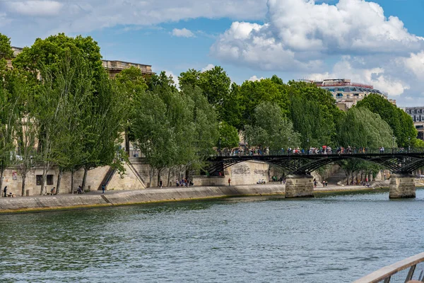 Идиллический пейзаж реки Сены в летний день — стоковое фото