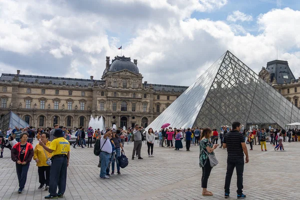 19 junio 2019 - PARÍS, FRANCIA: Muchos turistas visitan el Museo del Louvre antes del brote de Covid-19 — Foto de Stock