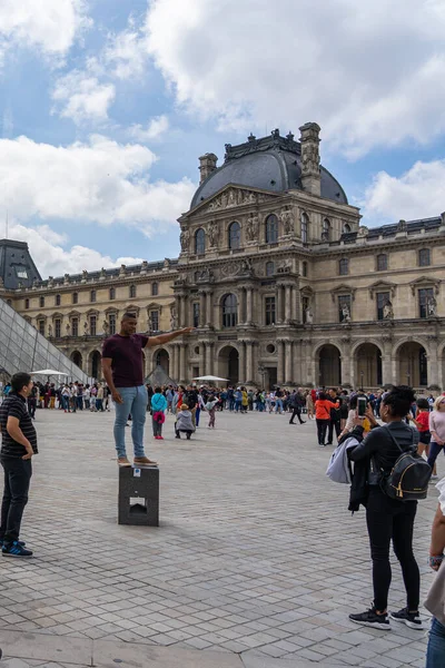 19 junio 2019 - PARÍS, FRANCIA: Los turistas toman fotos divertidas con la Pirámide del Museo del Louvre — Foto de Stock