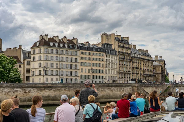 2019 년 6 월 19 일 - PARIS, FRANCE: Tourists taking boat tour along Seine river, Paris — 스톡 사진