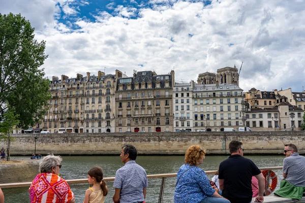 19 червня 2019 - ПАРІС, ФРАНЦІЯ: туристи здійснюють екскурсію човном по річці Сена, Париж. — стокове фото