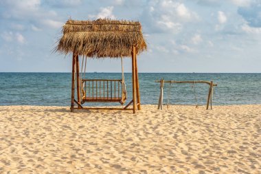 Güzel yaz plajında ahşap salıncak 