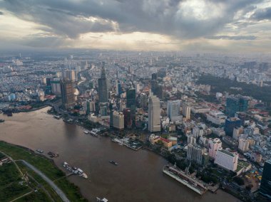 Ho Chi Minh şehrinin ofis binaları ve kuleleri ile havadan çekilmiş fotoğrafı.