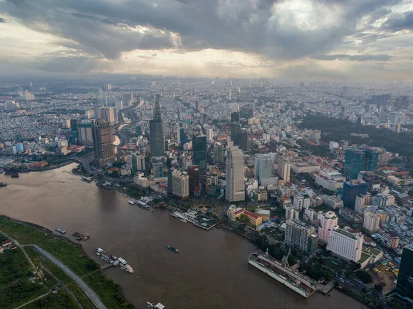 Ho Chi Minh şehrinin ofis binaları ve kuleleri ile havadan çekilmiş fotoğrafı. — Stok fotoğraf