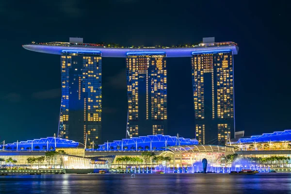 SINGAPUR - 31 de enero de 2020: Marina Bay Sands con iluminación de luz azul por la noche —  Fotos de Stock