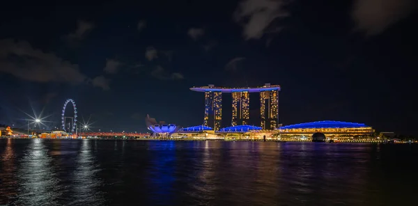 SINGAPUR - 31 de enero de 2020: Hermosa Marina Bay Sands con luz por la noche —  Fotos de Stock
