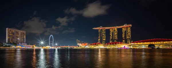 SINGAPUR - 31 de enero de 2020: Panorama del hotel Marina Bay Sands por la noche —  Fotos de Stock