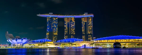 SINGAPUR - 31 de enero de 2020: Increíble escena nocturna panorámica del hotel Marina Bay Sands —  Fotos de Stock