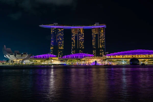SINGAPUR - 31 de enero de 2020: Icónica Marina Bay Sands con luz de neón por la noche —  Fotos de Stock