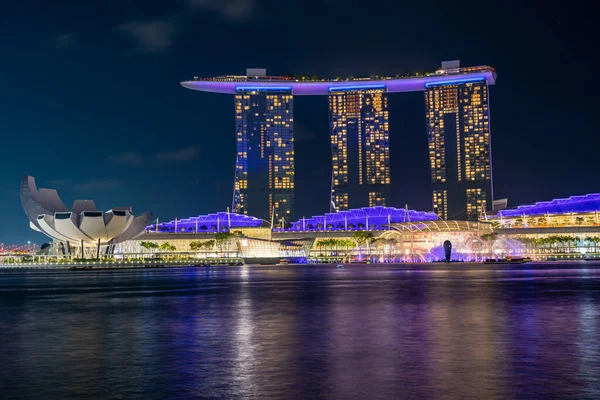 SINGAPUR - 31 de enero de 2020: Foto panorámica del hotel Marina Bay Sands y el museo ArtScience —  Fotos de Stock