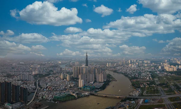 Ho Chi Minh şehrinin insansız hava aracı manzaralı güzel yaz gökyüzü — Stok fotoğraf