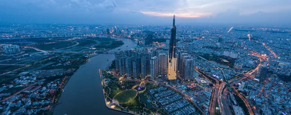 Ho Chi Minh şehrinin panoramik dron görüntüsü alacakaranlık gökyüzü ile — Stok fotoğraf