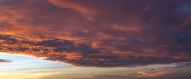 Gün batımında dramatik gökyüzünde ateşli turuncu bulut