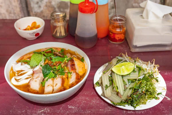 おいしいベトナムの魚介麺スープのボウル- Bun Mam — ストック写真